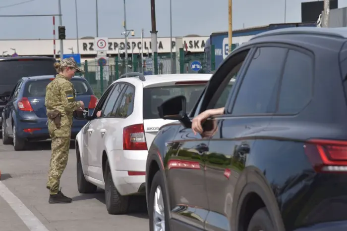 Mężczyźni do 24 roku życia będą mogli wyjeżdżać za granicę? Szczegóły od Weniśławskiego