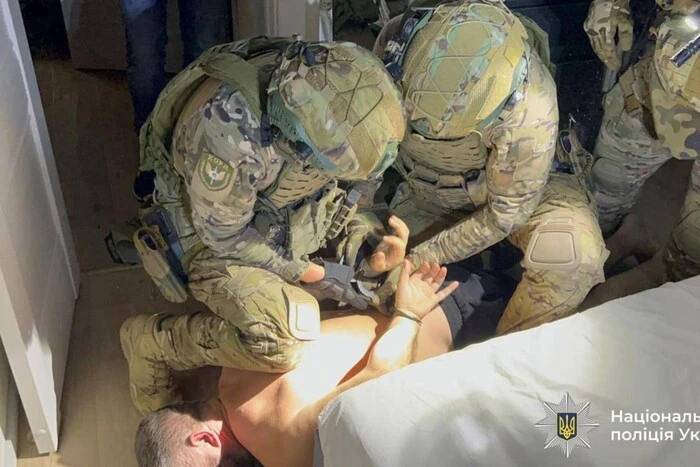 У Вінниці поліція затримала чоловіка, який побив жінку та стріляв у перехожого