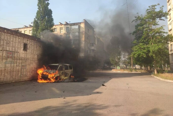 У Херсоні росіяни знищили автомобіль Червоного Хреста