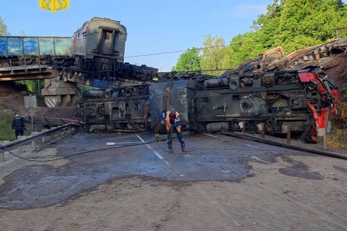 Bridge collapses in Bryansk and Kursk: Russians report explosions