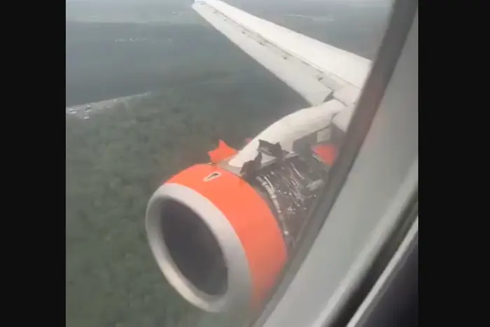 Bei einem russischen Flugzeug hat sich während des Fluges die Motorverkleidung gelöst (Video)