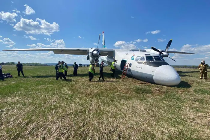 Ан-24 совершил жесткую посадку в Иркутской области (фото, видео)