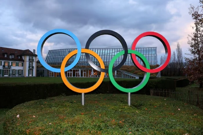 The IOC calls on sports federations to allow Russians to compete in a neutral status