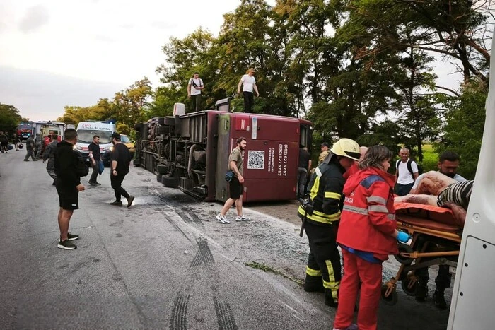 Verkehrsunfall in Dnipropetrowsk: Doppeldeckerbus kippt um, ein Todesopfer
