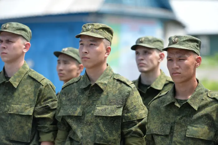 Russland rekrutiert Arbeitsmigranten für die Front. Der Militärgeheimdienst enthüllt ein zynisches Rekrutierungsschema
