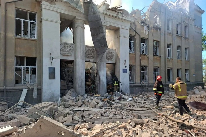 Die Russische Föderation schlug mit einer ballistischen Rakete auf das Lyzeum in Bilhorod-Dnistrovskyi ein: Es gibt Tote (Fotos, Videos)