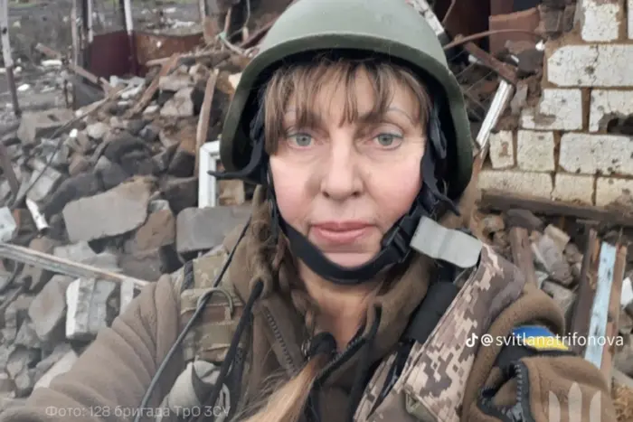 Nurse in combat uniform next to soldiers