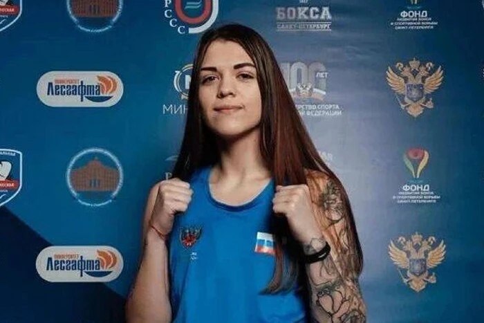 Федерація боксу Росії символічно покарала спортсменку, яка накурила мавпу вейпом
