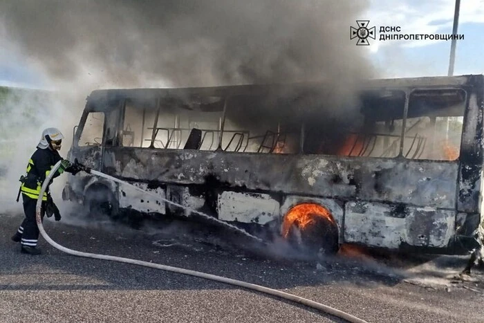 In Dnipropetrowsk brannte ein Passagierbus während der Fahrt