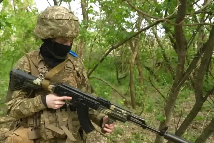 Krieger des Cherokee-Stammes verteidigt die Ukraine in den Reihen der ukrainischen Streitkräfte