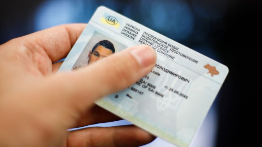 Украинцам придется менять права водителя: введены новые требования