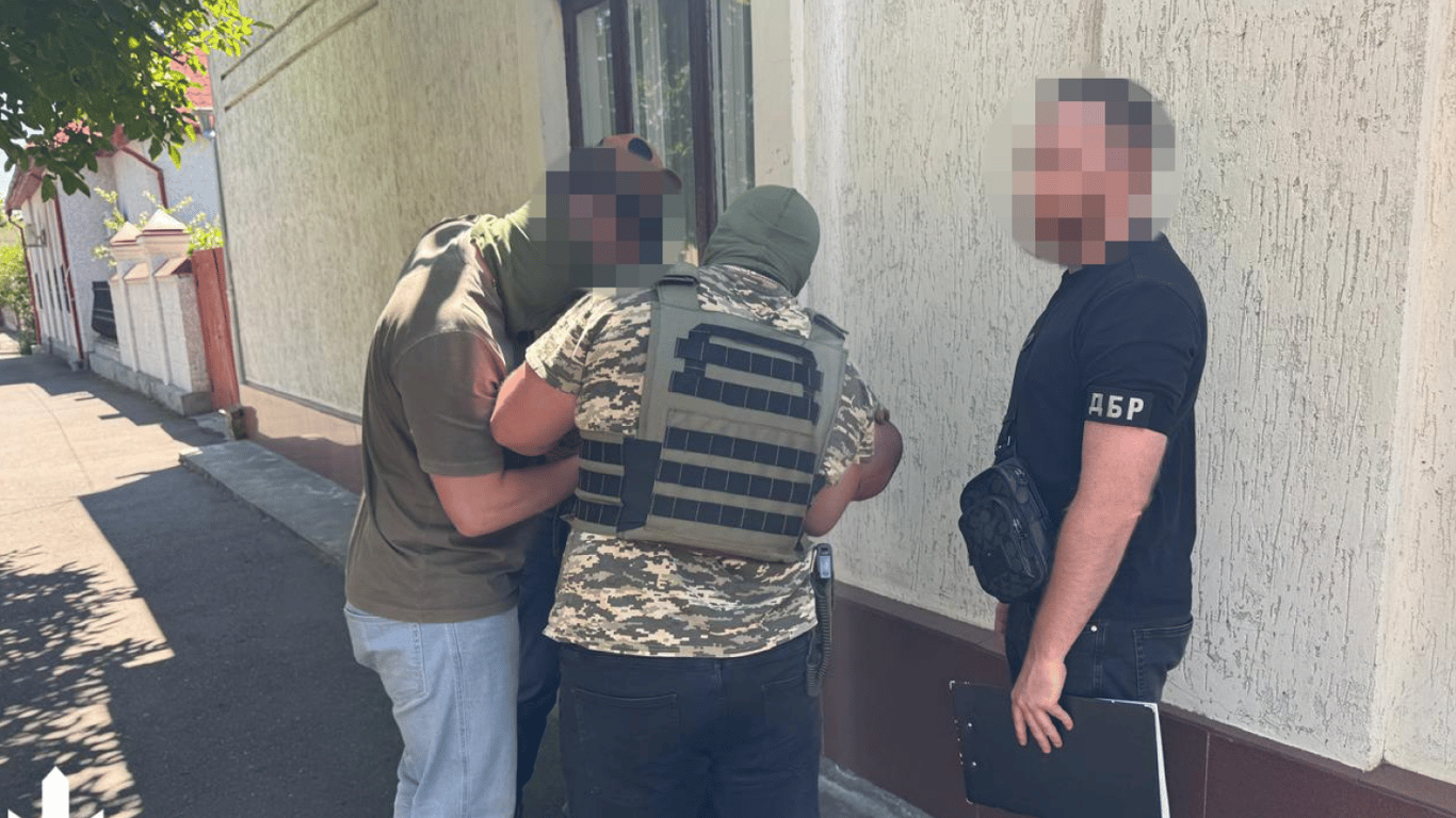 Rodzinny biznes - w Odessie ojciec i syn zwalniali z armii