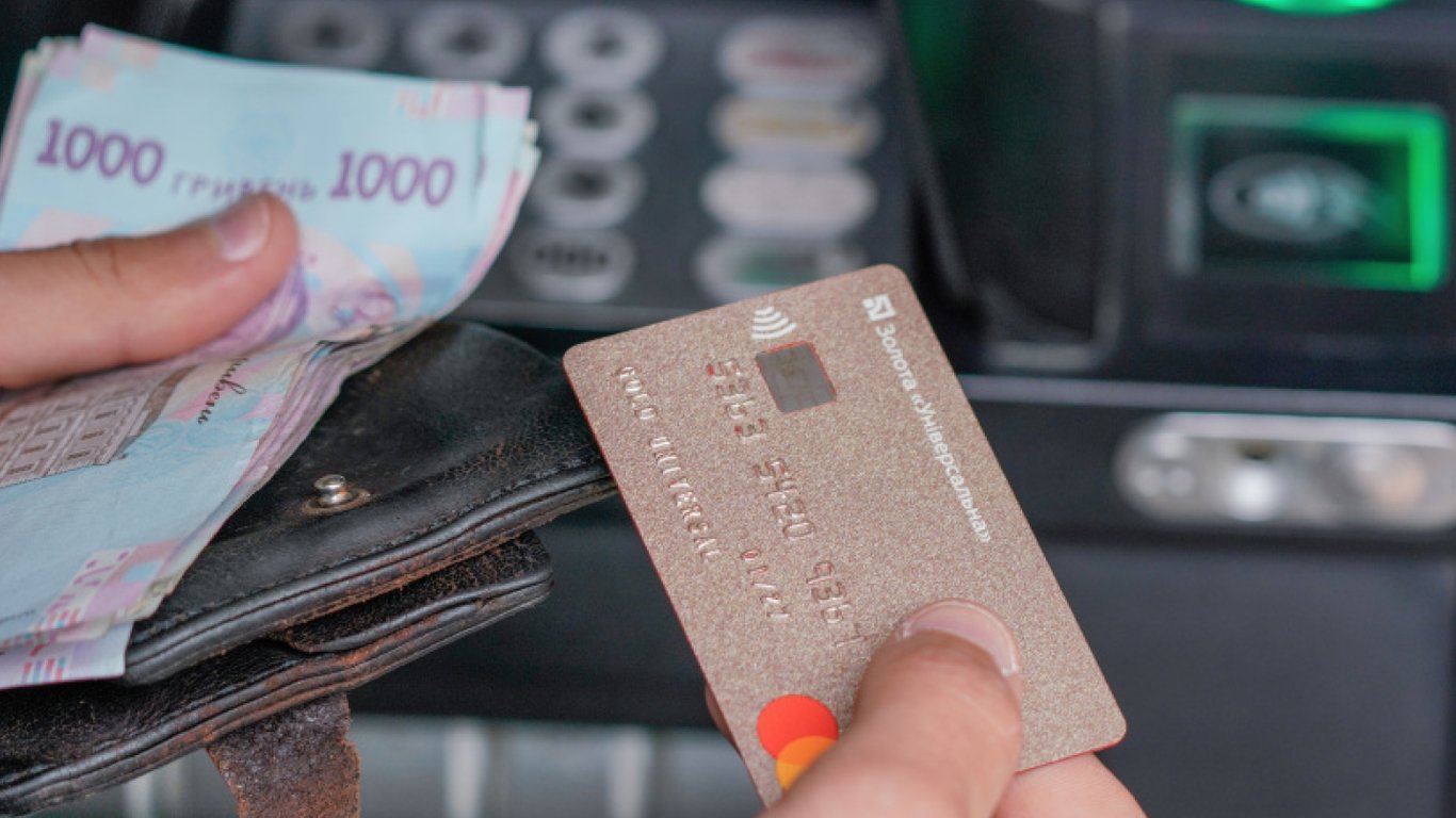 Taryfy na wypłatę gotówki w PrivatBanku – jak nie przepłacać